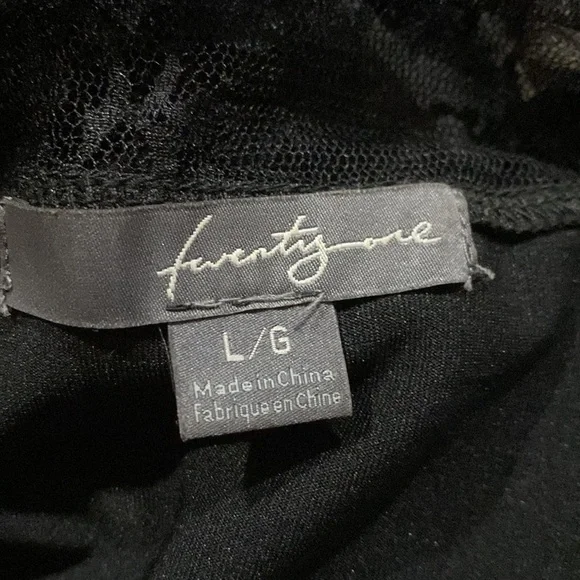 FOREVER 21 BODY-CON BLACK DRESS WITH PUFFY LACE SLEEVES - Picture 4 of 4